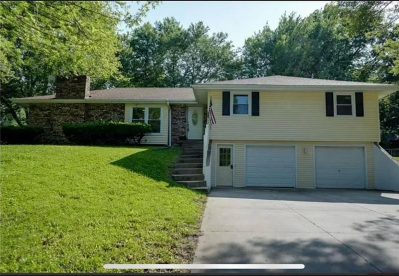 218 Oak Hill St, Lansing, KS 66043