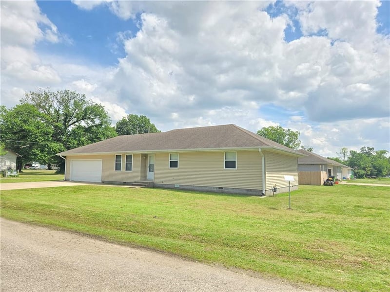 817 Park St, Cherryvale, KS 67335