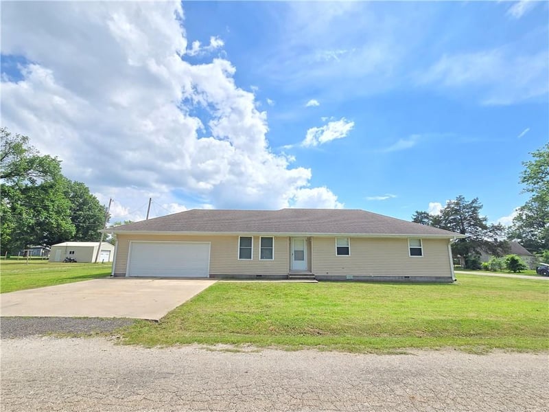 817 Park St, Cherryvale, KS 67335