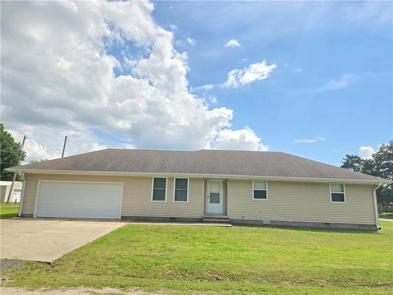 817 Park St, Cherryvale, KS 67335