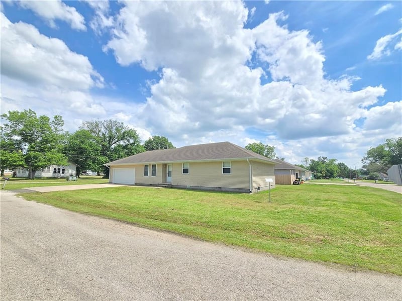 817 Park St, Cherryvale, KS 67335