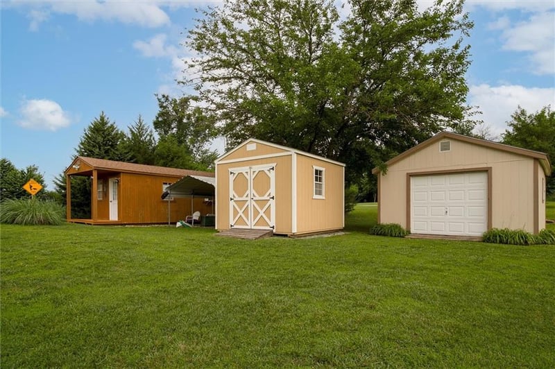18345 Nottingham Ct, Basehor, KS 66007