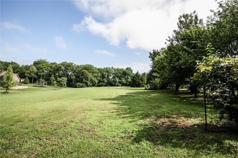 18345 Nottingham Ct, Basehor, KS 66007