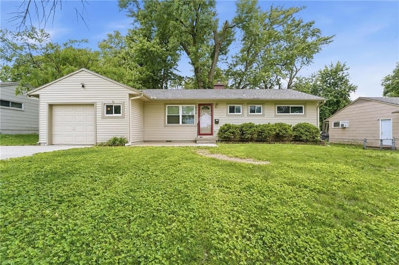 208 Mcclendon Dr, Lee's Summit, MO 64081