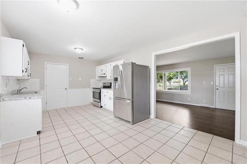 208 Mcclendon Dr, Lee's Summit, MO 64081