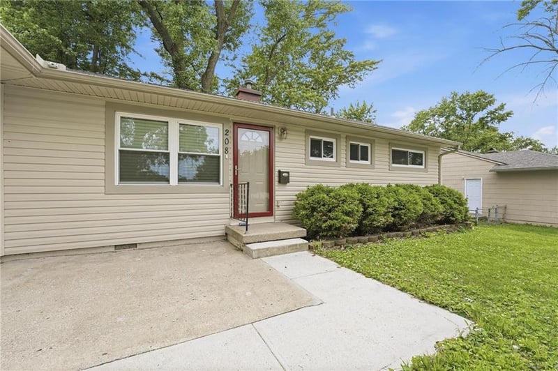 208 Mcclendon Dr, Lee's Summit, MO 64081