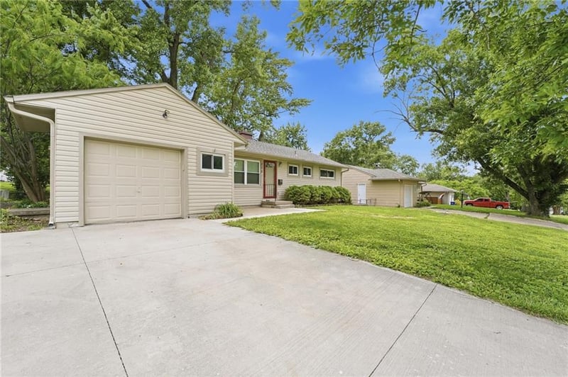 208 Mcclendon Dr, Lee's Summit, MO 64081