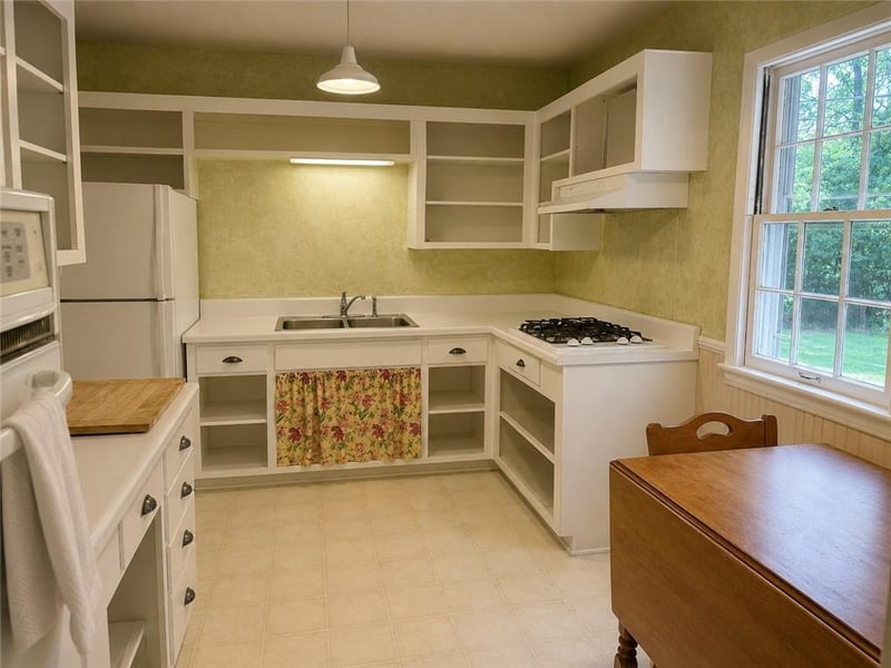 9708 England Dr, Overland Park, KS 66212