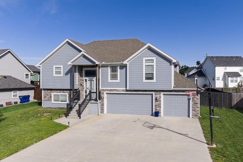 928 Oak Ter, Tonganoxie, KS 66086
