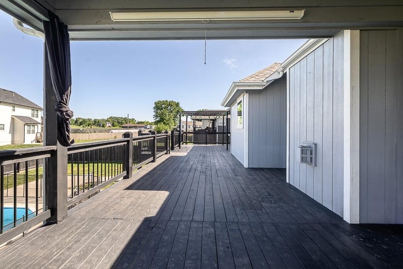 928 Oak Ter, Tonganoxie, KS 66086