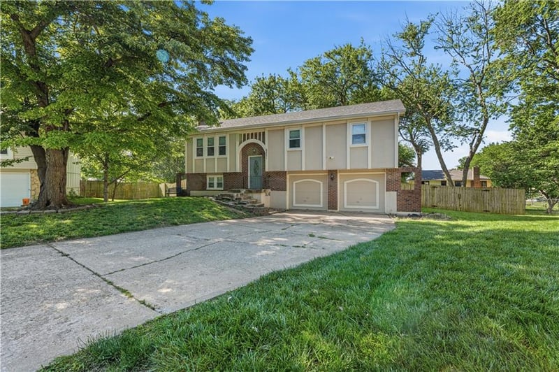 6221 Albervan St, Shawnee, KS 66216