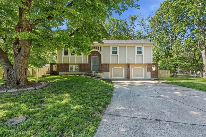 6221 Albervan St, Shawnee, KS 66216