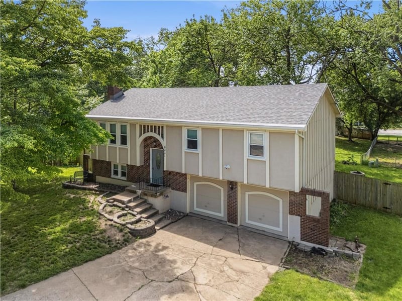6221 Albervan St, Shawnee, KS 66216