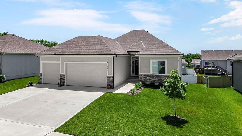 903 Crestwood Dr, Grain Valley, MO 64029