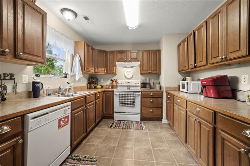 727 Sycamore St, Ottawa, KS 66067