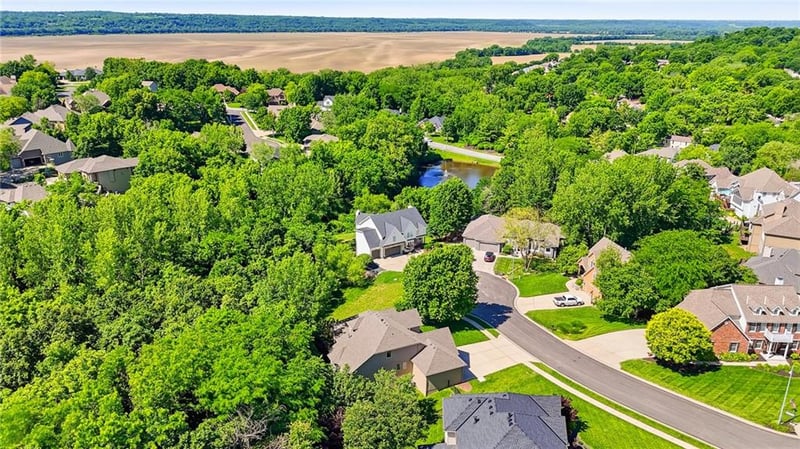10209 River Hills Ct, Parkville, MO 64152