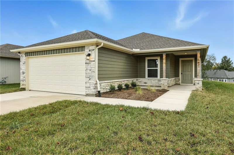 459 Valley View Dr, Tonganoxie, KS 66086