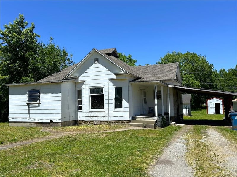 203 E Maple St, Liberal, MO 64762