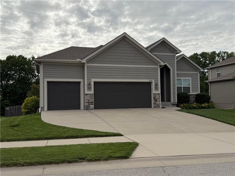 16748 Skyview Ln, Olathe, KS 66062