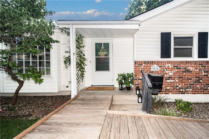 9912 Oakridge Dr, Overland Park, KS 66212