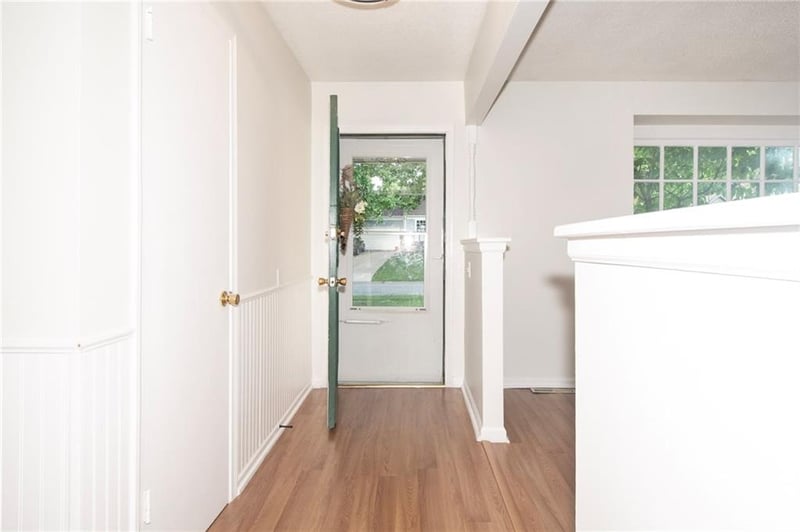 9912 Oakridge Dr, Overland Park, KS 66212