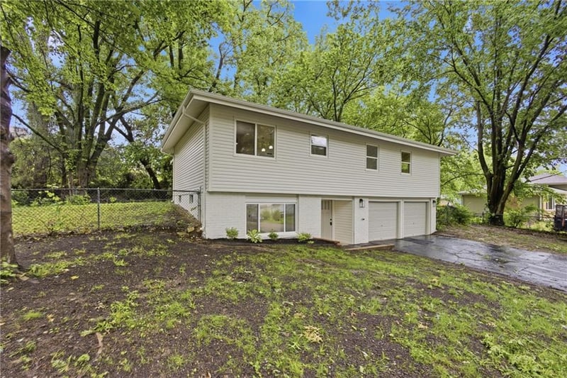 1833 75th Dr, Kansas City, KS 66112
