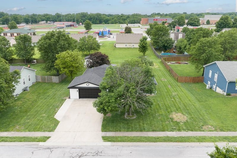 614 Myers Dr, Tonganoxie, KS 66086