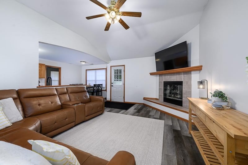 614 Myers Dr, Tonganoxie, KS 66086