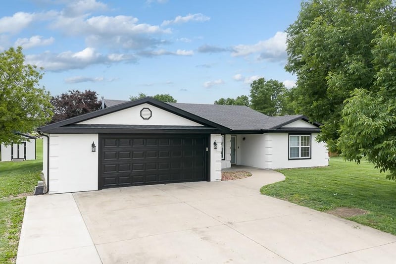 614 Myers Dr, Tonganoxie, KS 66086