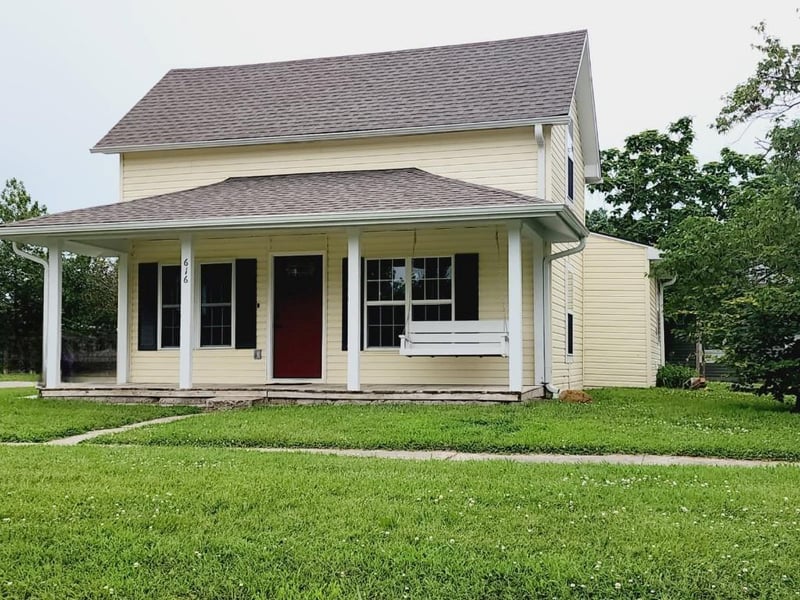 616 7th St, Burlington, KS 66839