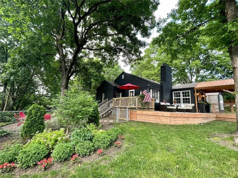 208 83rd St, Kansas City, MO 64118