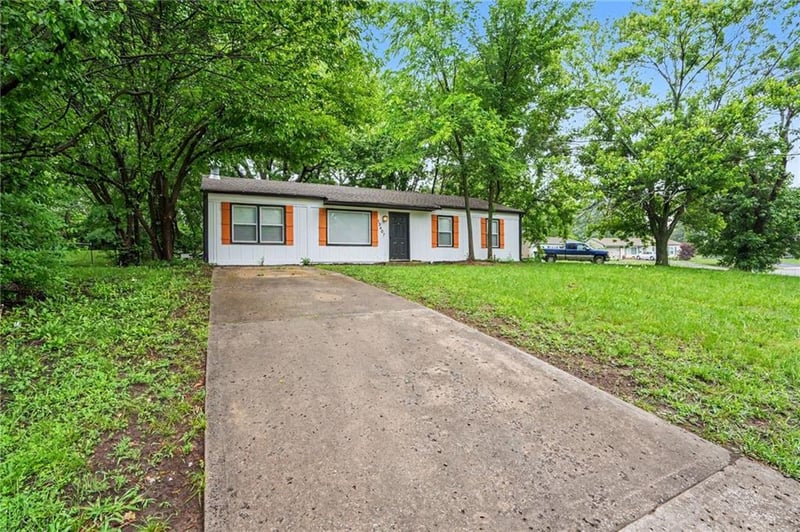 15407 White Ave, Grandview, MO 64030