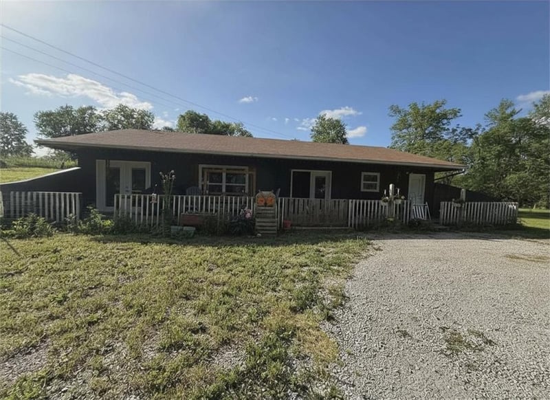 205 Railroad St, Maysville, MO 64469
