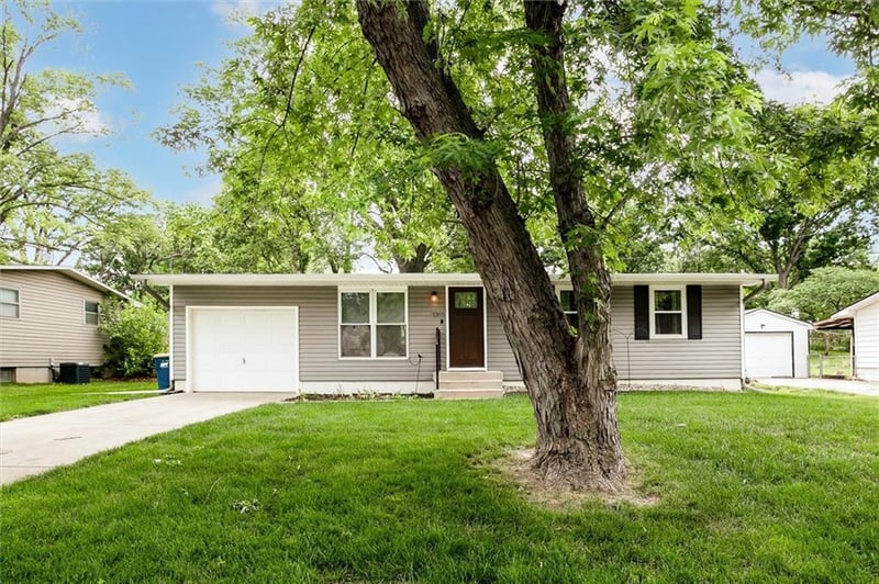 1305 Park Ln, Liberty, MO 64068