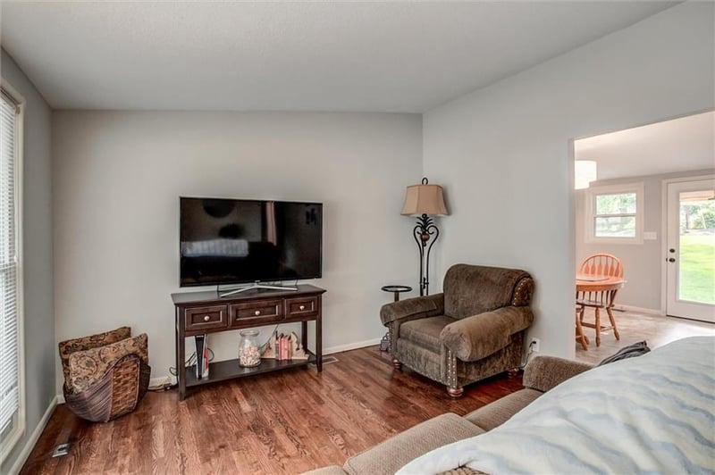 1305 Park Ln, Liberty, MO 64068