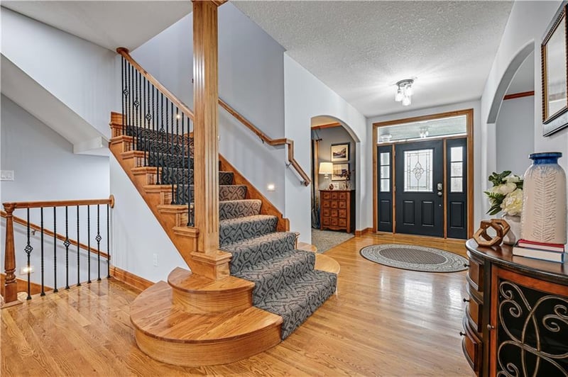 207 Saponi Ln, Lake Winnebago, MO 64034