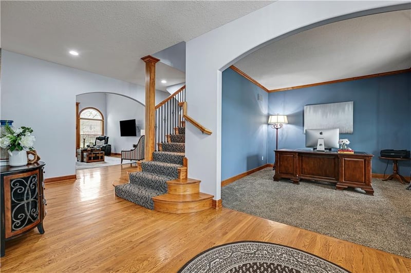 207 Saponi Ln, Lake Winnebago, MO 64034