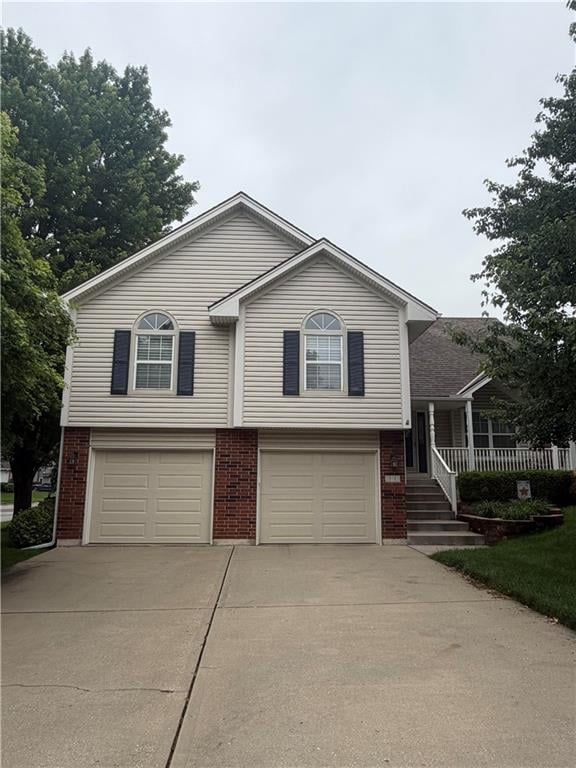 212 Bingham Dr, Lee's Summit, MO 64063