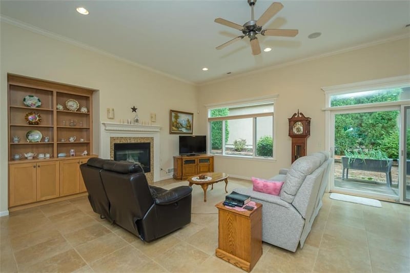 916 Coving Dr, Lawrence, KS 66049