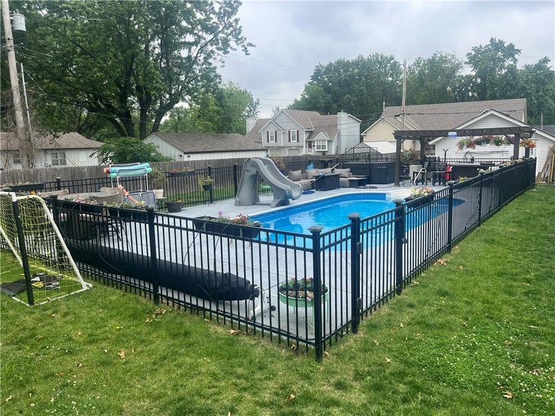 601 Douglas St, Lee's Summit, MO 64063