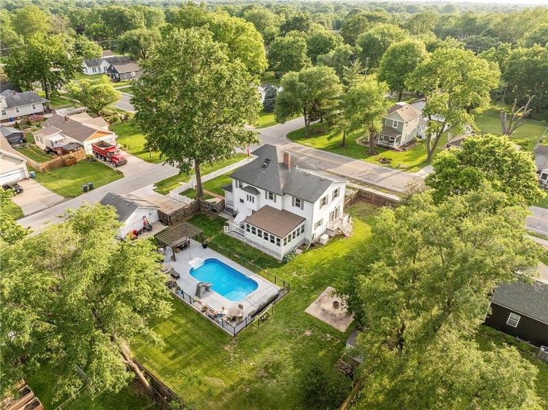 601 NE Douglas St, Lee's Summit, MO 64063