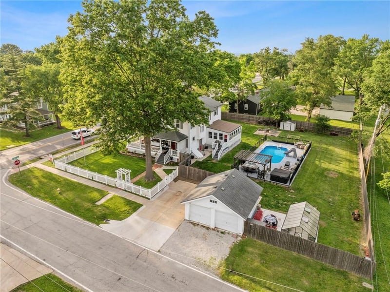 601 NE Douglas St, Lee's Summit, MO 64063