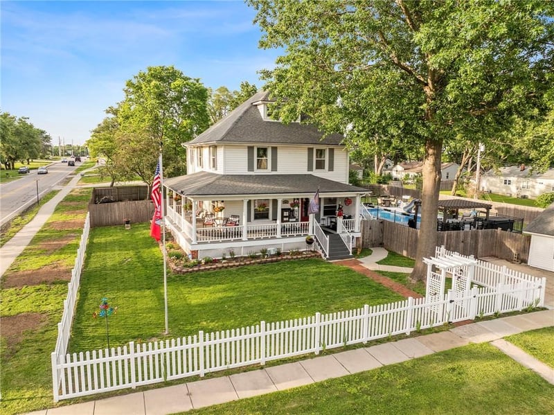 601 NE Douglas St, Lee's Summit, MO 64063