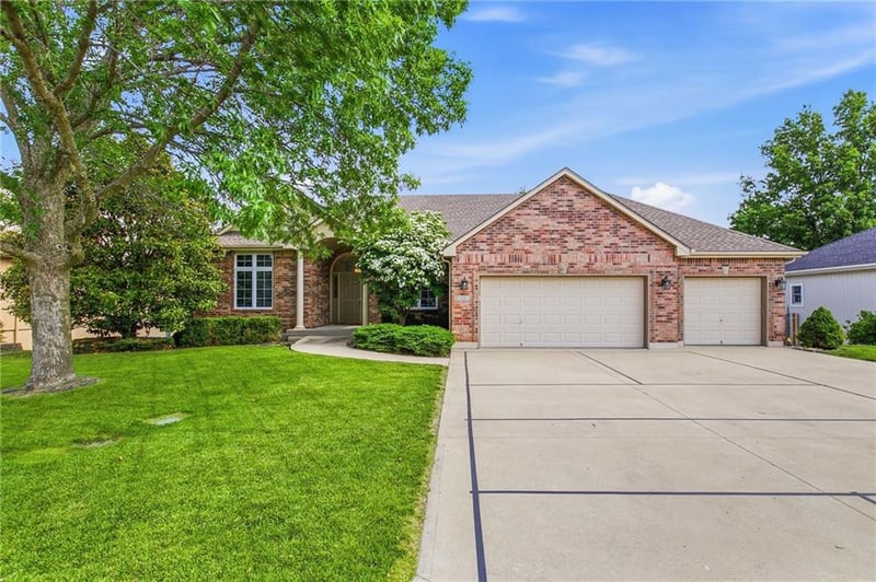 2001 SW Wall St, Blue Springs, MO 64015