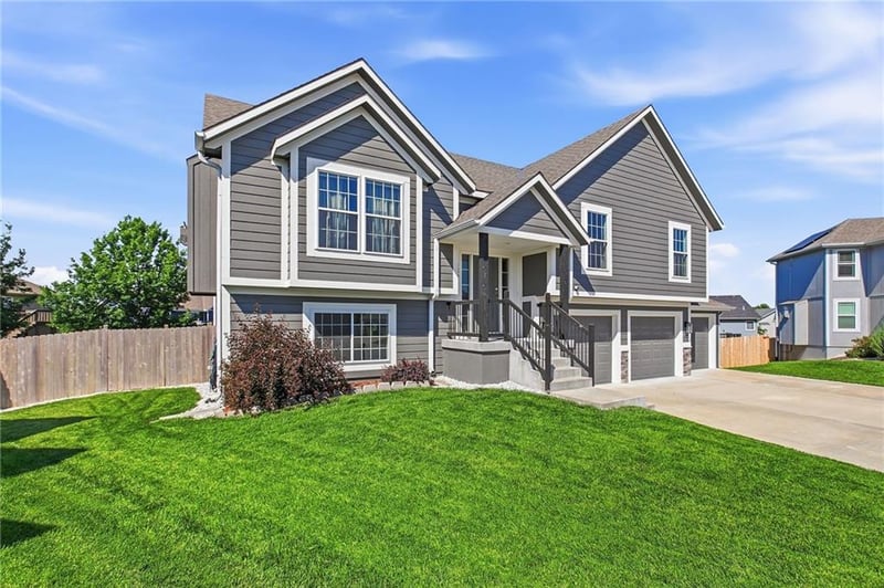 12301 Burr Oak Cir, Peculiar, MO 64078