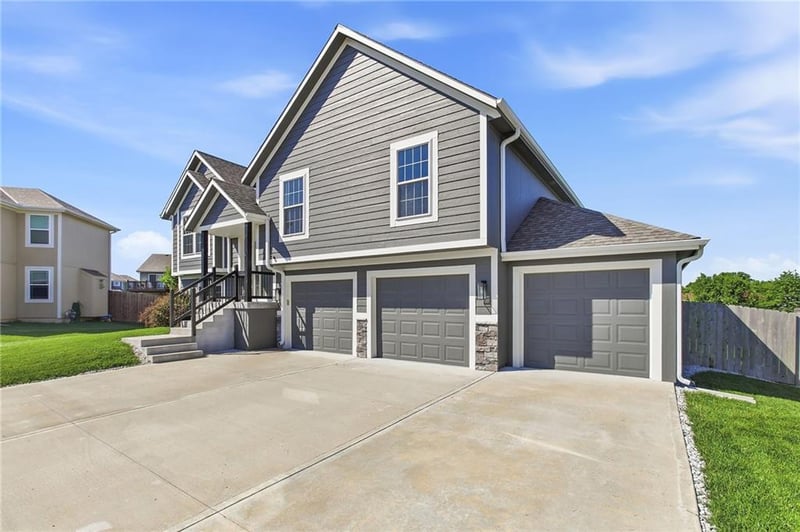 12301 Burr Oak Cir, Peculiar, MO 64078