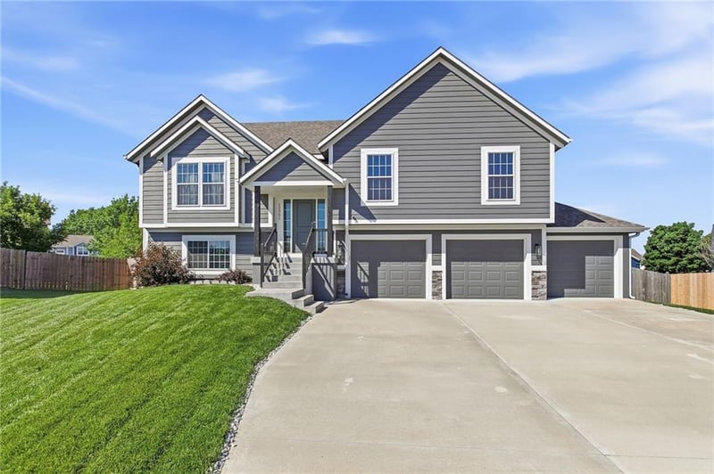 12301 Burr Oak Cir, Peculiar, MO 64078