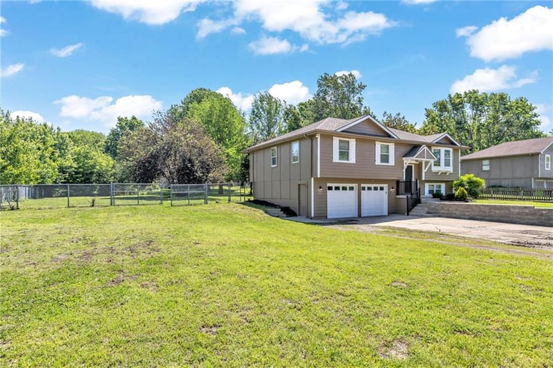 15901 Oakland Ave, Belton, MO 64012