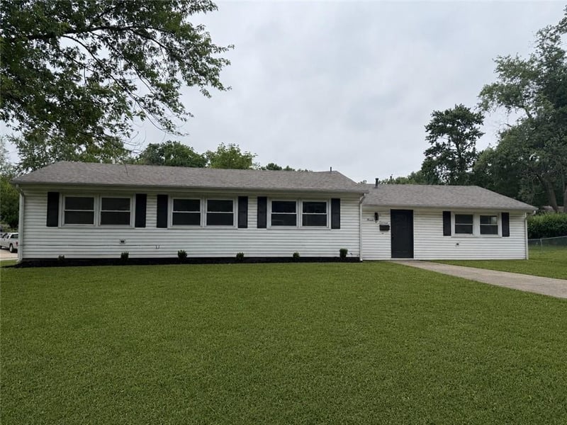 907 61st St, Kansas City, MO 64118