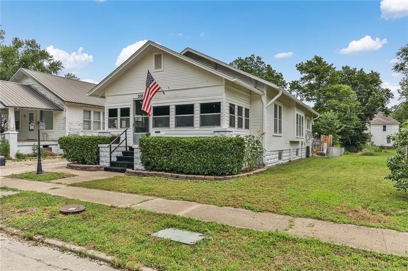 208 S 14th St, Independence, KS 67301